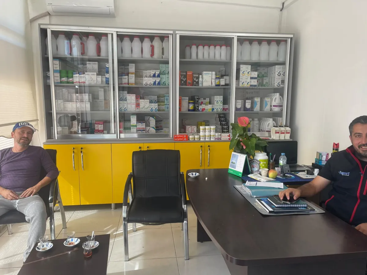Budak Veteriner Kliniği'nin ilaç dolapları ve muayene ofisi